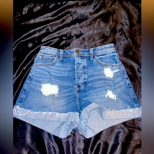 HOLLISTER CURVY ULTRA HIGH RISE MOM SHORT 3” Size 7 Waist 28
